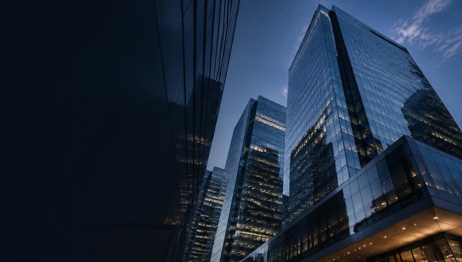 Arquitetura de edifícios corporativos com fachadas de vidro